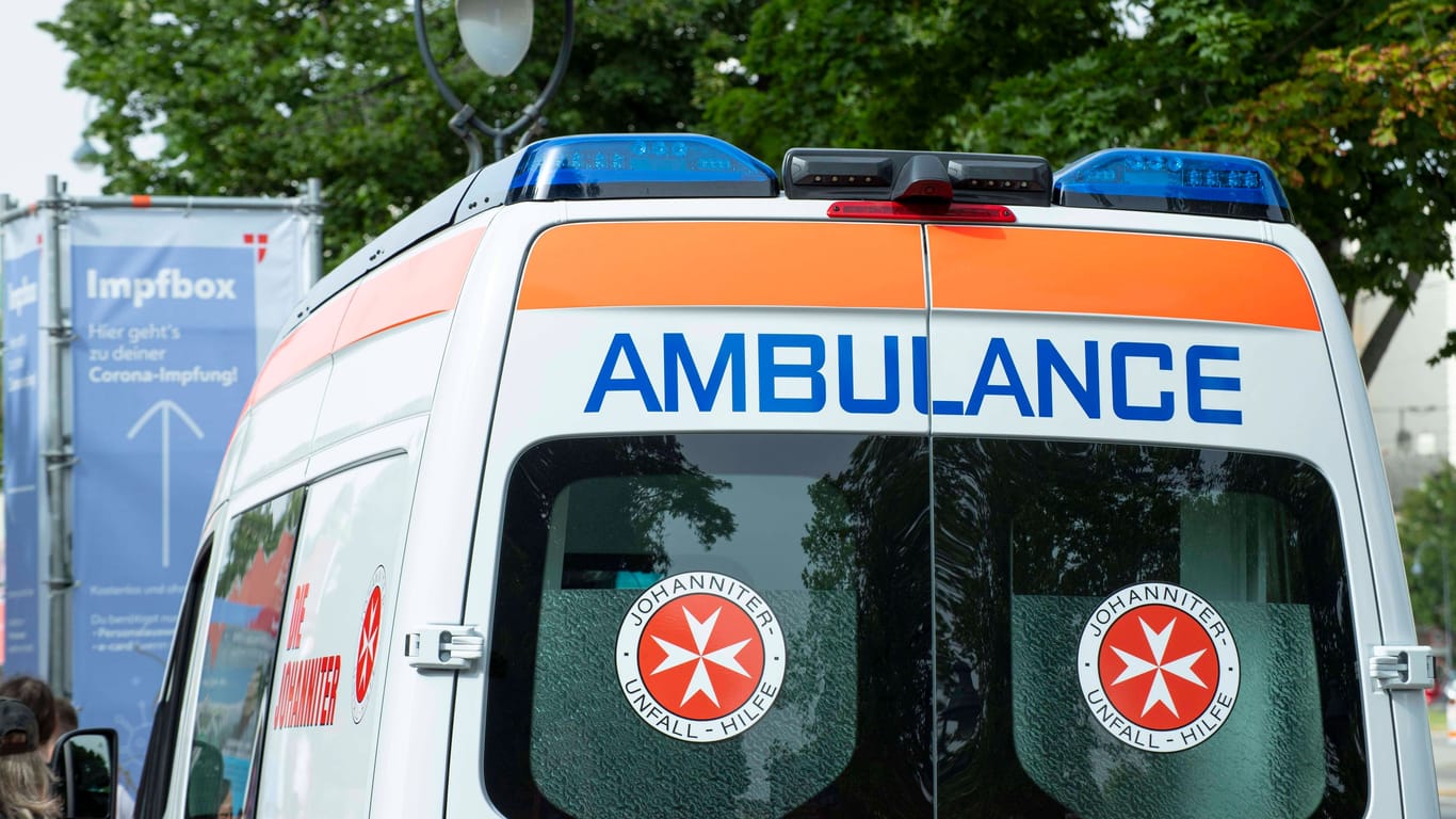 Ambulanz in Österreich (Symbolbild): Die Rettungskräfte brachten den Mann ins Krankenhaus, wo er schließlich starb.