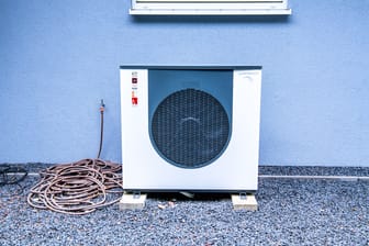 Sie sieht man häufig in Neubausiedlungen: Die Luft-Wasser-Wärmepumpe entzieht ihrer Umgebung Wärme und wandelt sie in Heizenergie um.