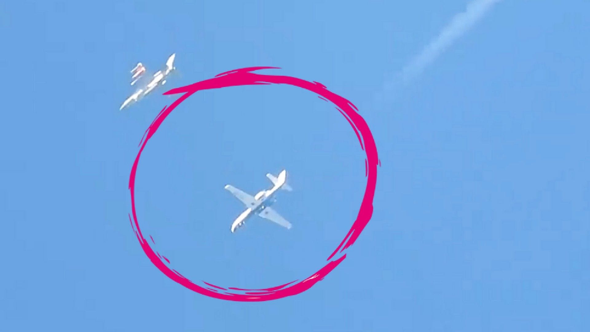 Ein Kampfjet in unmittelbarer Nähe zur Cessna vor dem Absturz: Nun hat man das Flugzeugwrack gefunden. Ein Kampfjet in unmittelbarer Nähe zur Cessna vor dem Absturz: Nun hat man das Flugzeugwrack gefunden.