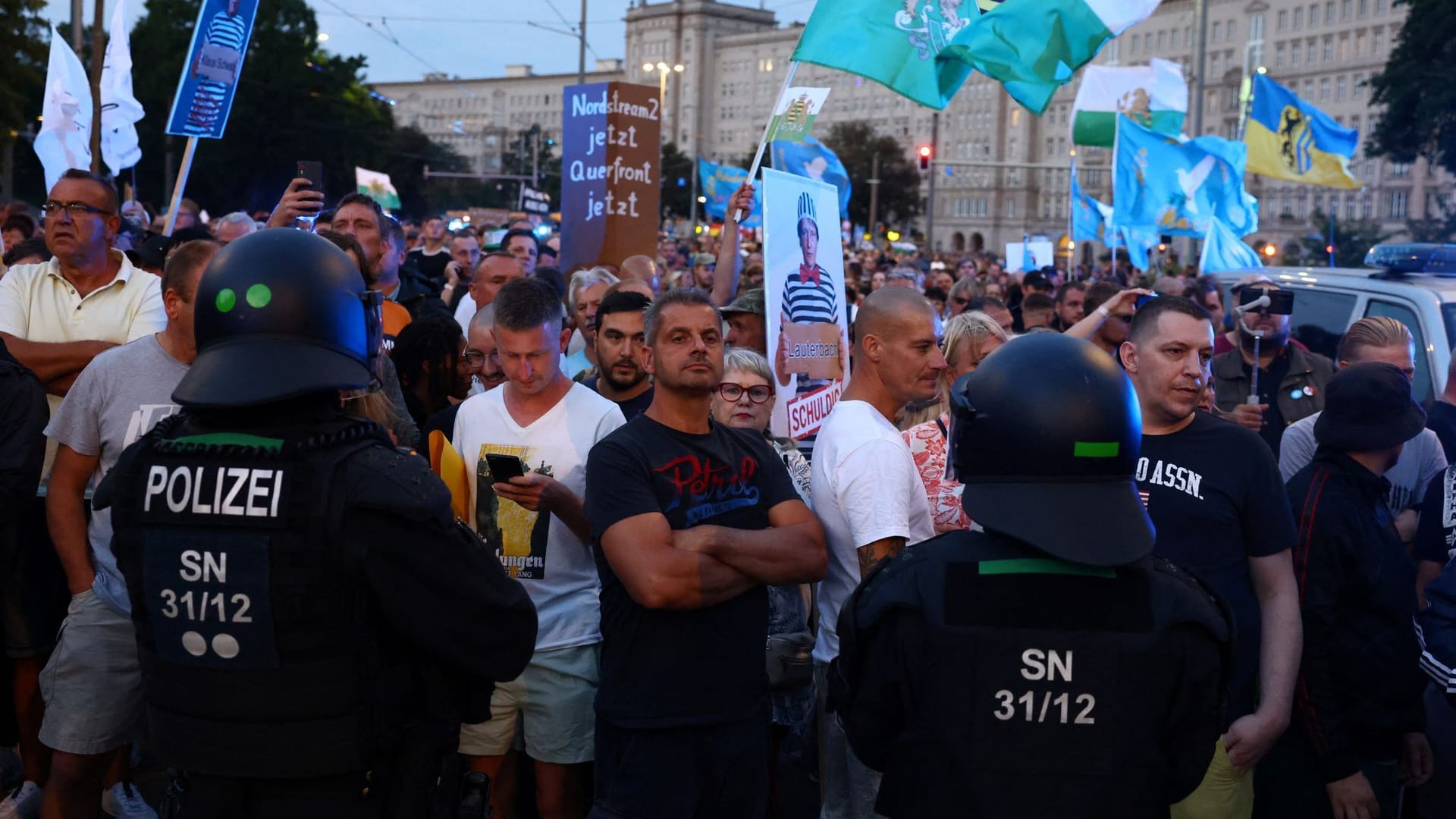 Demonstrierende aus dem rechten Lager: Der Verfassungsschutz hatte bereits im Voraus vor Konfrontation gewarnt. Demonstrierende aus dem rechten Lager: Der Verfassungsschutz hatte bereits im Voraus vor Konfrontation gewarnt.