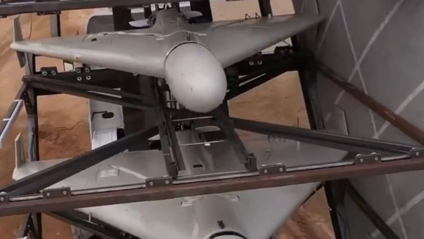 Iranische Shahed-136-Drohnen in einer Abschussvorrichtung (Archivbild): Angeblich hat Moskau keine dieser Waffen mehr vorrätig.