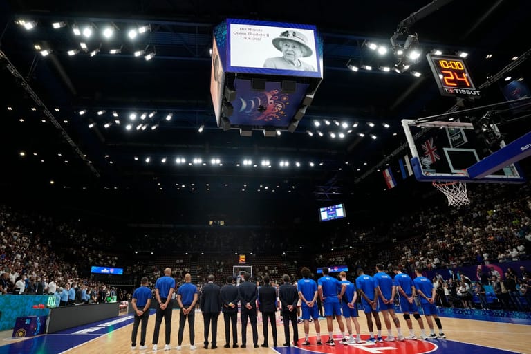 Ein Basketballspiel zwischen Großbritannien und Milan wird angehalten, um der verstorbenen Queen zu gedenken.