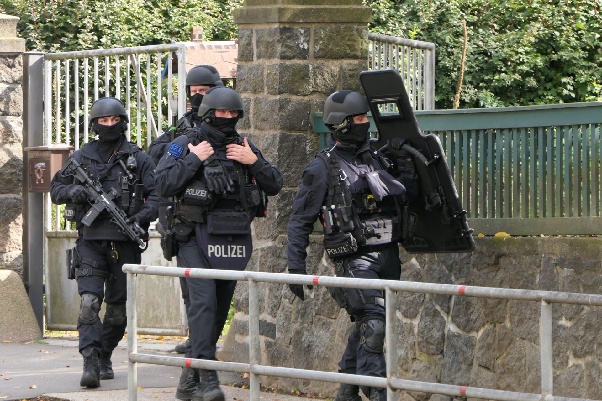 Schwer bewaffnete Einsatzkräfte an einer der Schulen: Zahlreiche Einsatzkräfte seien vor Ort.