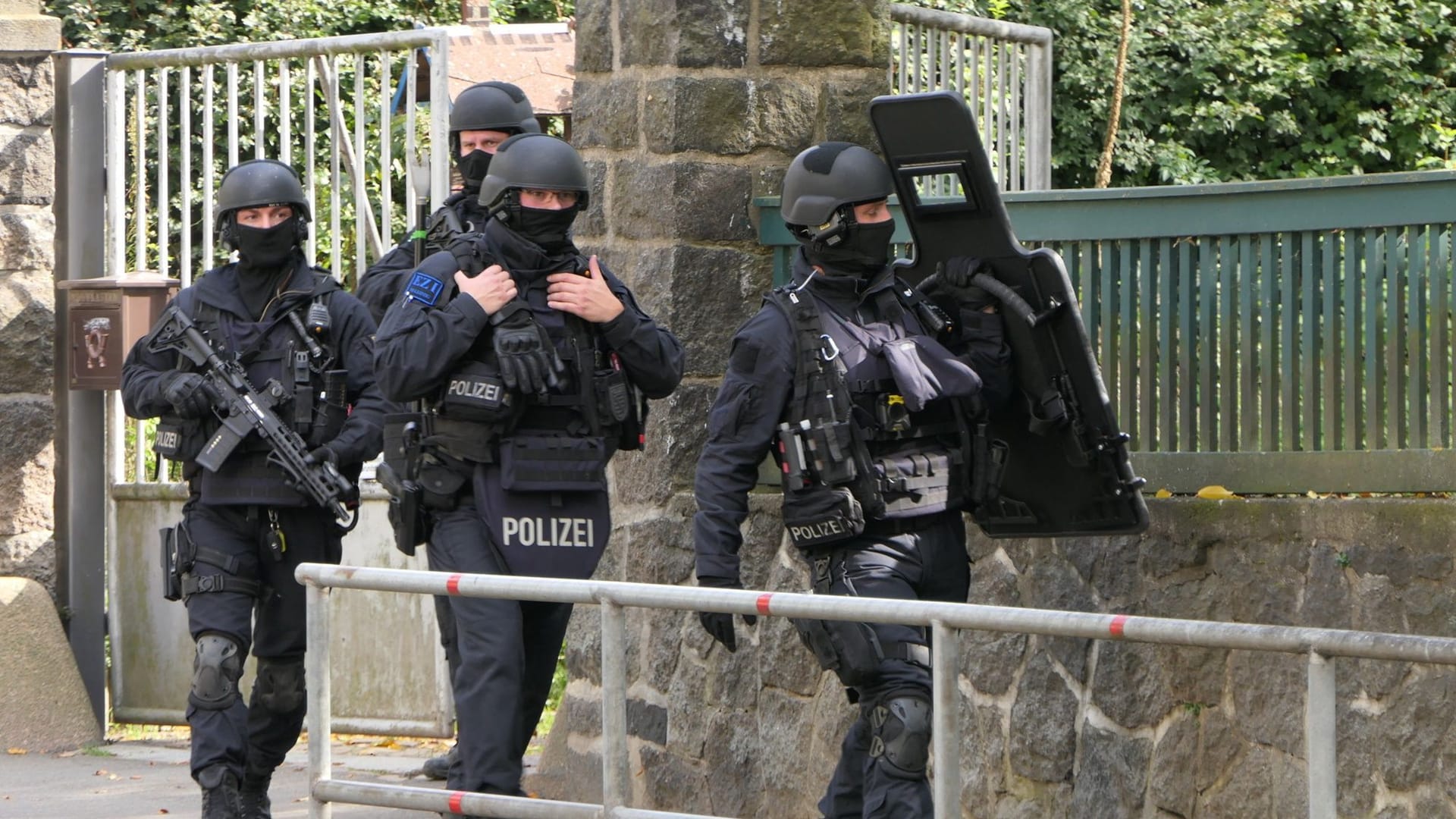 Schwer bewaffnete Einsatzkräfte an einer der Schulen: Zahlreiche Einsatzkräfte seien vor Ort.