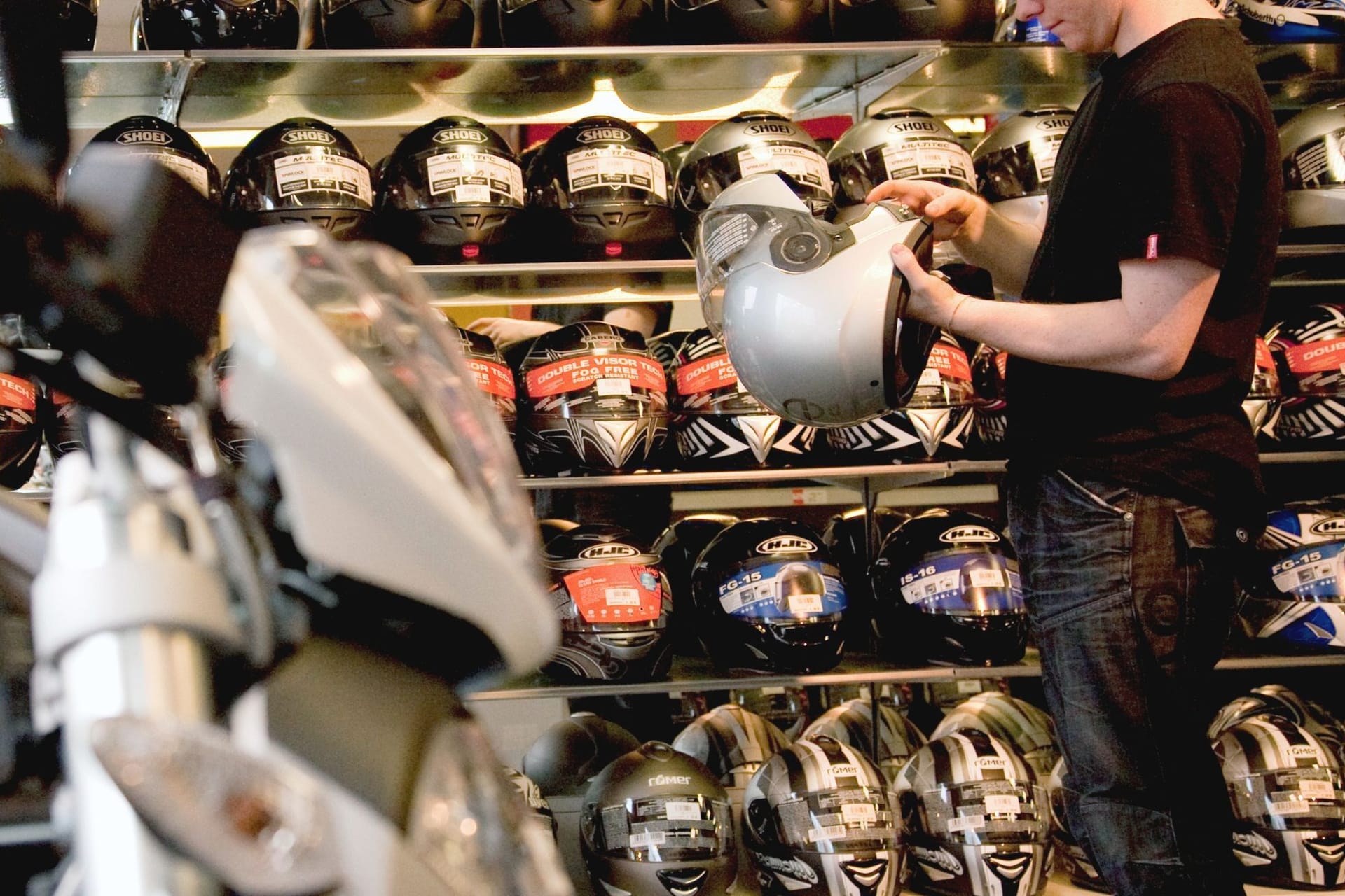 Doppelt testen: Tipps für den Motorradhelm-Kauf