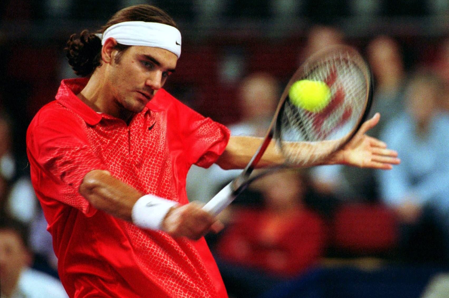 Federer im Jahr 2001: Beim Indoor-Turnier in Mailand kann er sich gegen Julien Boutter im Finale durchsetzen und seinen ersten Einzeltitel auf der ATP-Tour gewinnen.