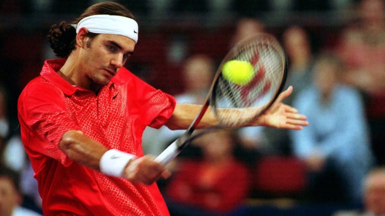 Federer im Jahr 2001: Beim Indoor-Turnier in Mailand kann er sich gegen Julien Boutter im Finale durchsetzen und seinen ersten Einzeltitel auf der ATP-Tour gewinnen.