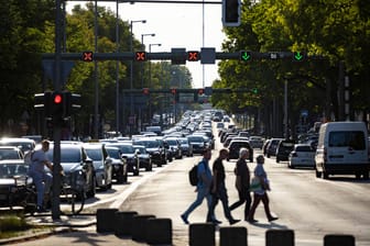 Stau am Kaiserdamm in Berlin (Archivbild): Immer mehr Deutsche haben einen Zweit- oder Drittwagen, aller Klimaschutzbemühungen zum Trotz.