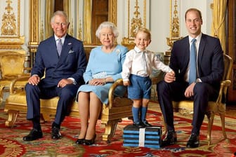 Fototermin zum 90. Geburtstag der Queen: Elizabeth und ihre Thronfolger Sohn Charles (l.), Enkel William (r.) und Urenkel George (Mitte).