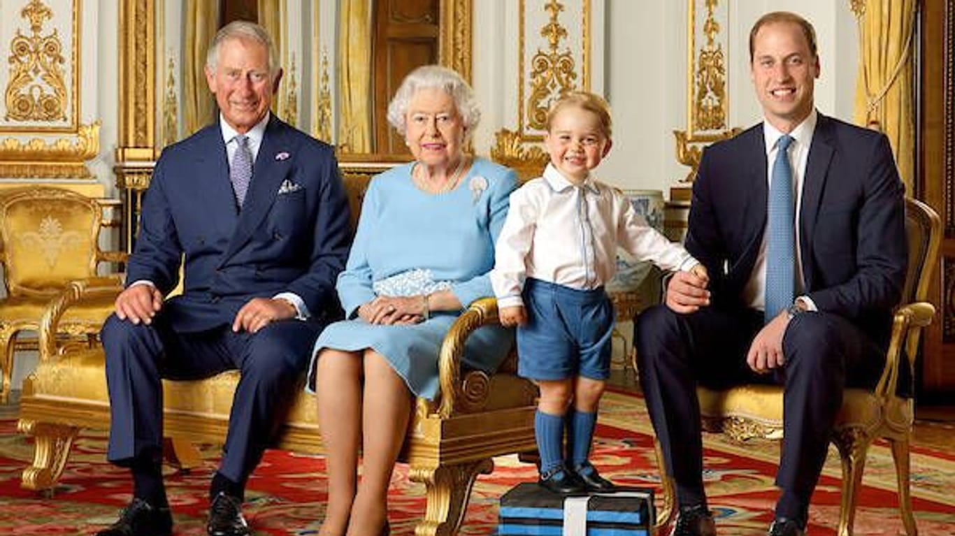 Fototermin zum 90. Geburtstag der Queen: Elizabeth und ihre Thronfolger Sohn Charles (l.), Enkel William (r.) und Urenkel George (Mitte).