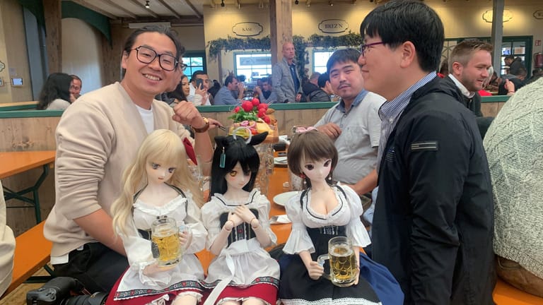 Puppensammler Boseong Lawrence Kim hat seinen Puppen echtes Bier in die kleinen Krüge geschenkt.