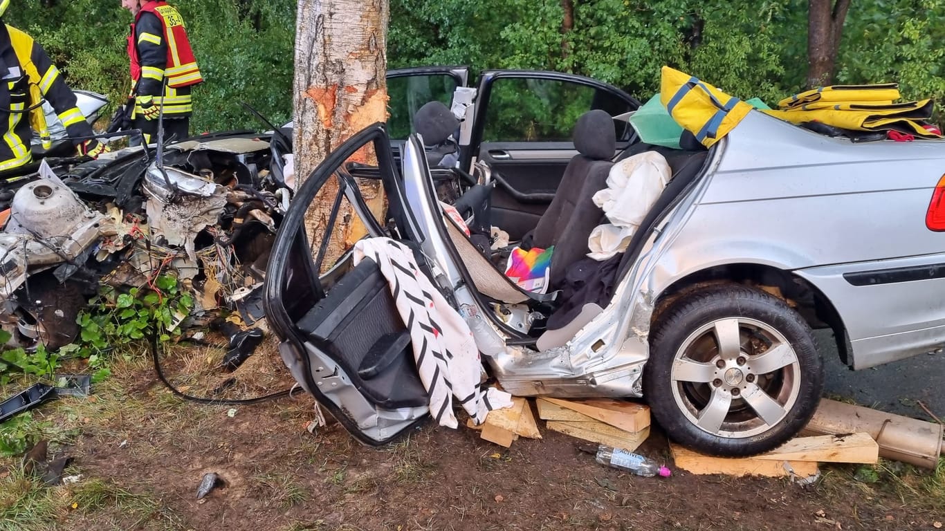 Der zerstörte BMW: Bei dem Unfall kam die Fahrerin ums Leben.