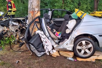 Der zerstörte BMW: Bei dem Unfall kam die Fahrerin ums Leben.
