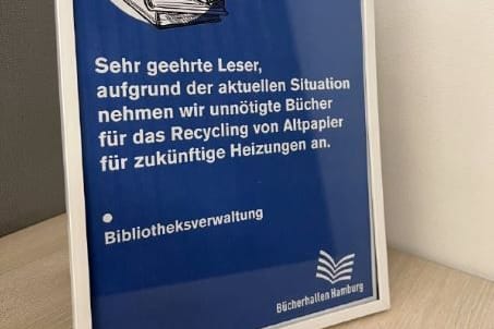 Das Schild mit der Bitte um Bücherspenden: Bei dem Schild handelt es sich um einen Fake.