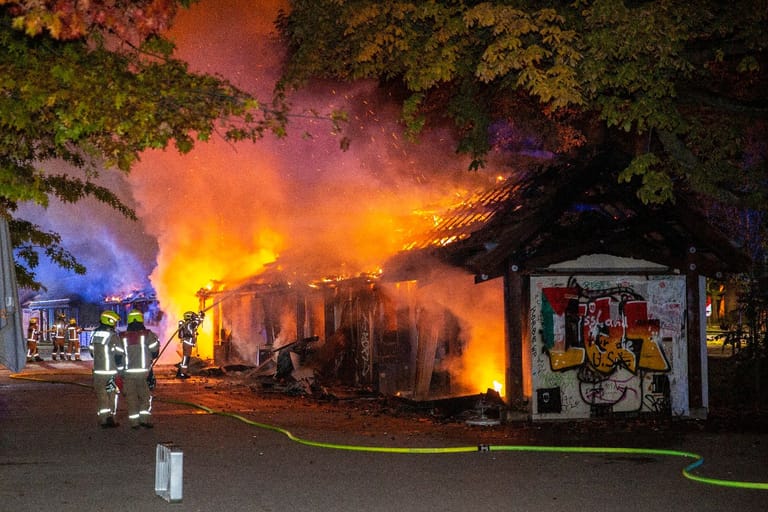 Hütten in Flammen: Das Feuer zerstörte mehrere Läden am Treptower Park.