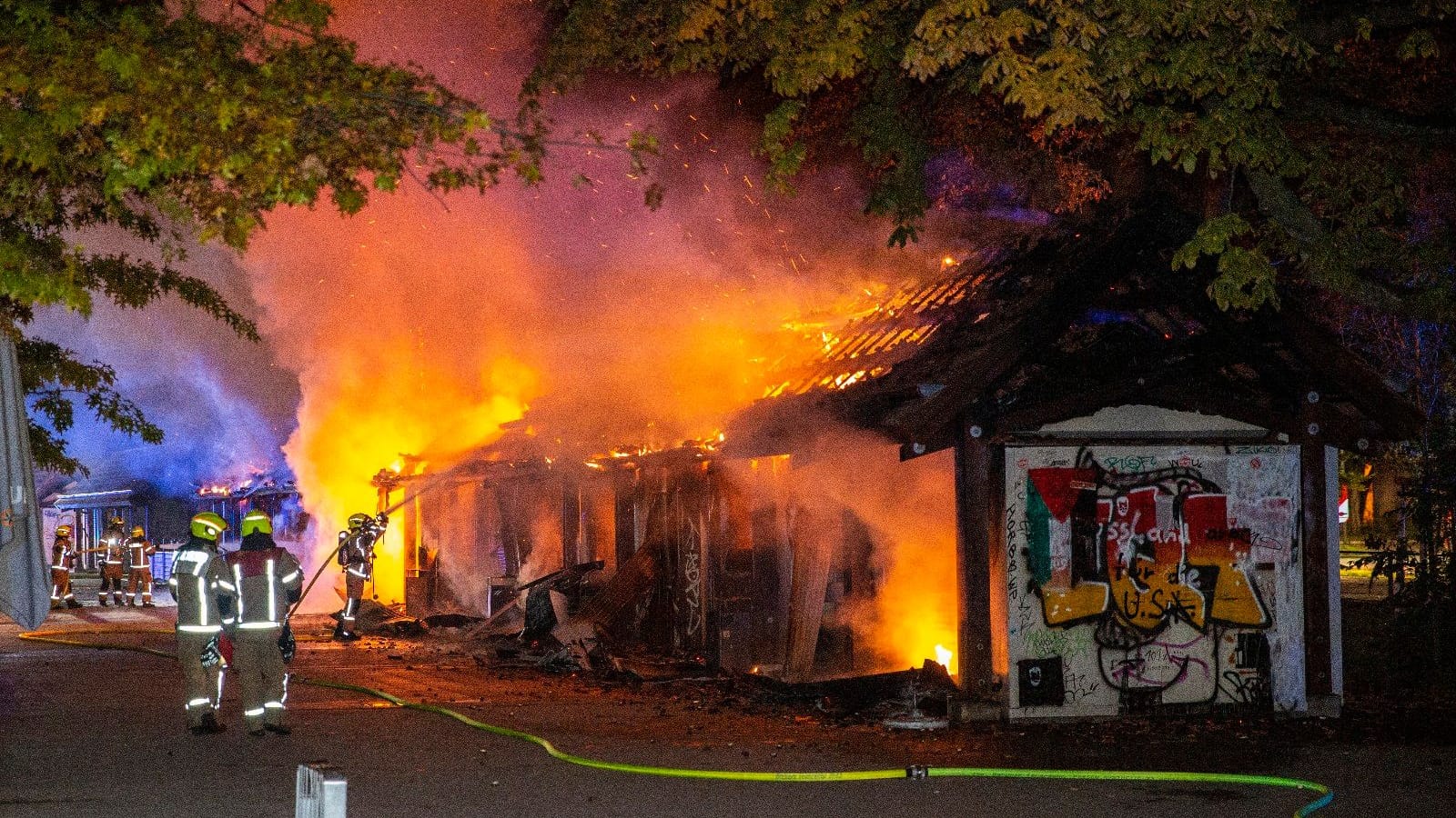Hütten in Flammen: Das Feuer zerstörte mehrere Läden am Treptower Park.