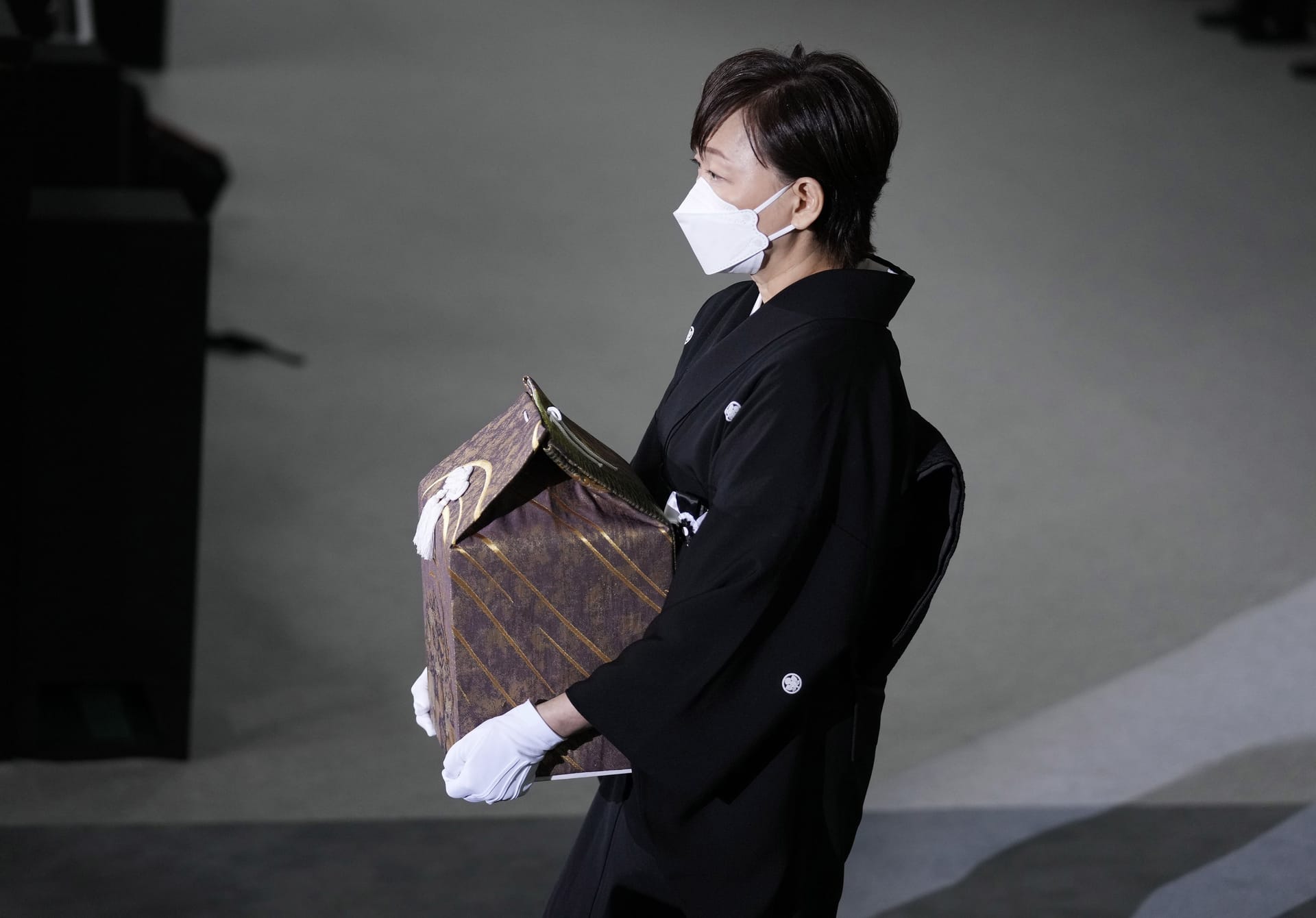 Akie Abe, die Frau des Toten: Sie trug die Urne mit seiner Asche. Shinzo Abe war am 8. Juli bei einer Wahlkampfveranstaltung angeschossen und tödlich verletzt worden. Akie Abe, die Frau des Toten: Sie trug die Urne mit seiner Asche. Shinzo Abe war am 8. Juli bei einer Wahlkampfveranstaltung angeschossen und tödlich verletzt worden.