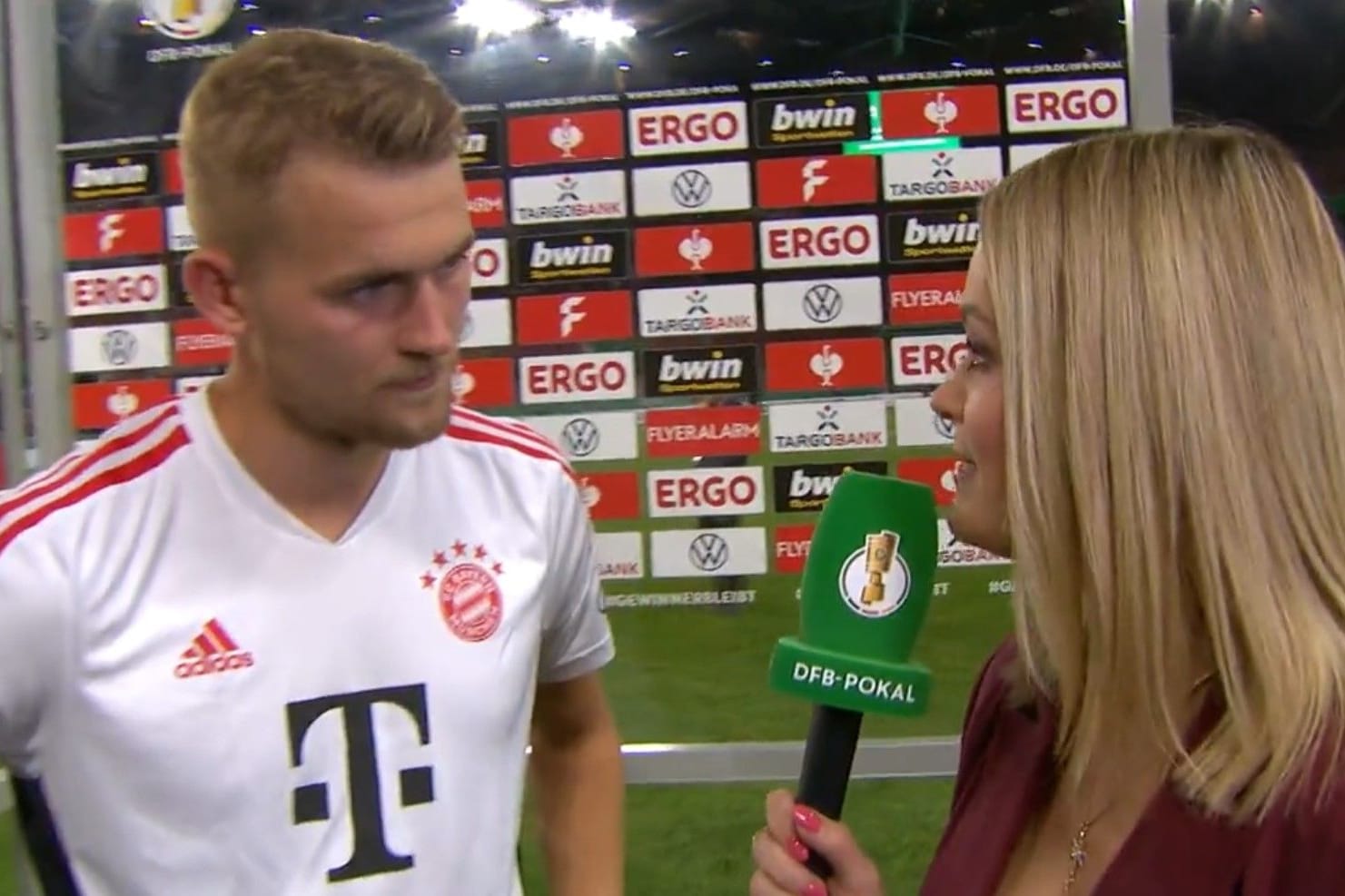 Bayern-Neuzugang Matthijs de Ligt am Mittwochabend im Gespräch mit Reporterin Anna-Sara Lange.