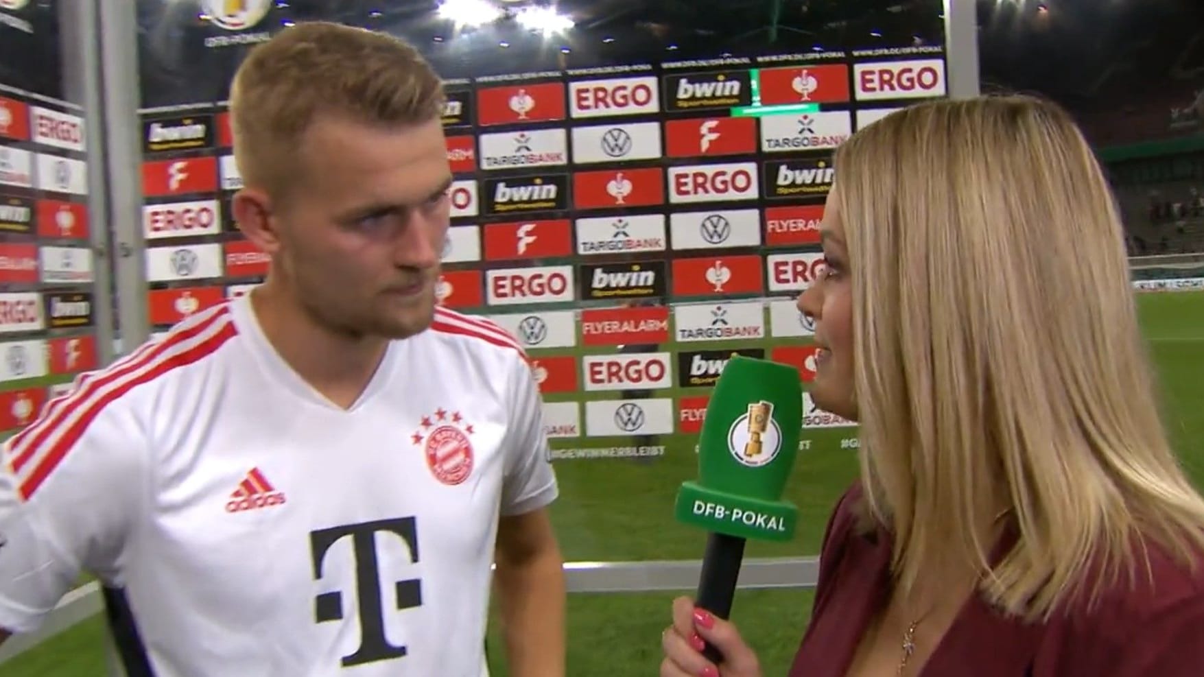 Bayern-Neuzugang Matthijs de Ligt am Mittwochabend im Gespräch mit Reporterin Anna-Sara Lange.