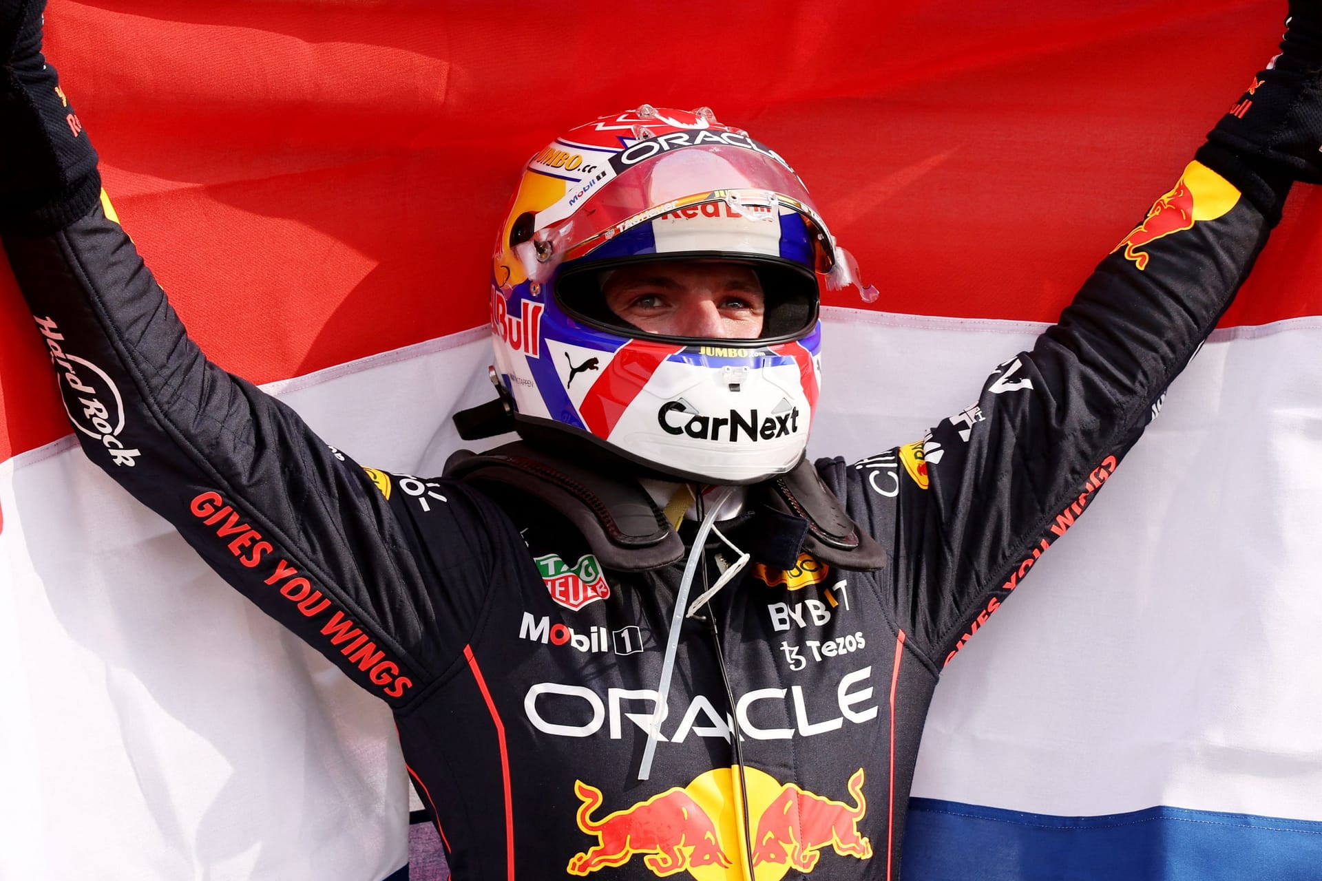 Voll auf Kurs Titelverteidigung: Max Verstappen feiert seinen Sieg in Zandvoort.