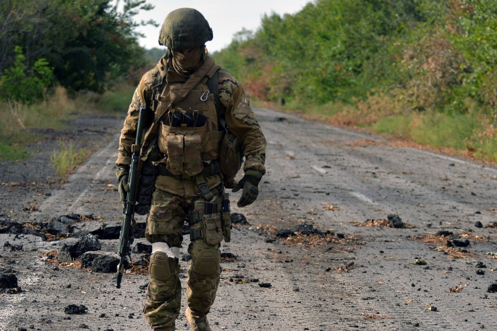 Ein Soldat der berüchtigten "Gruppe Wagner", einer russischen Söldnertruppe, im Donbass in der Nähe des schwer umkämpften Ortes Bakhmut.