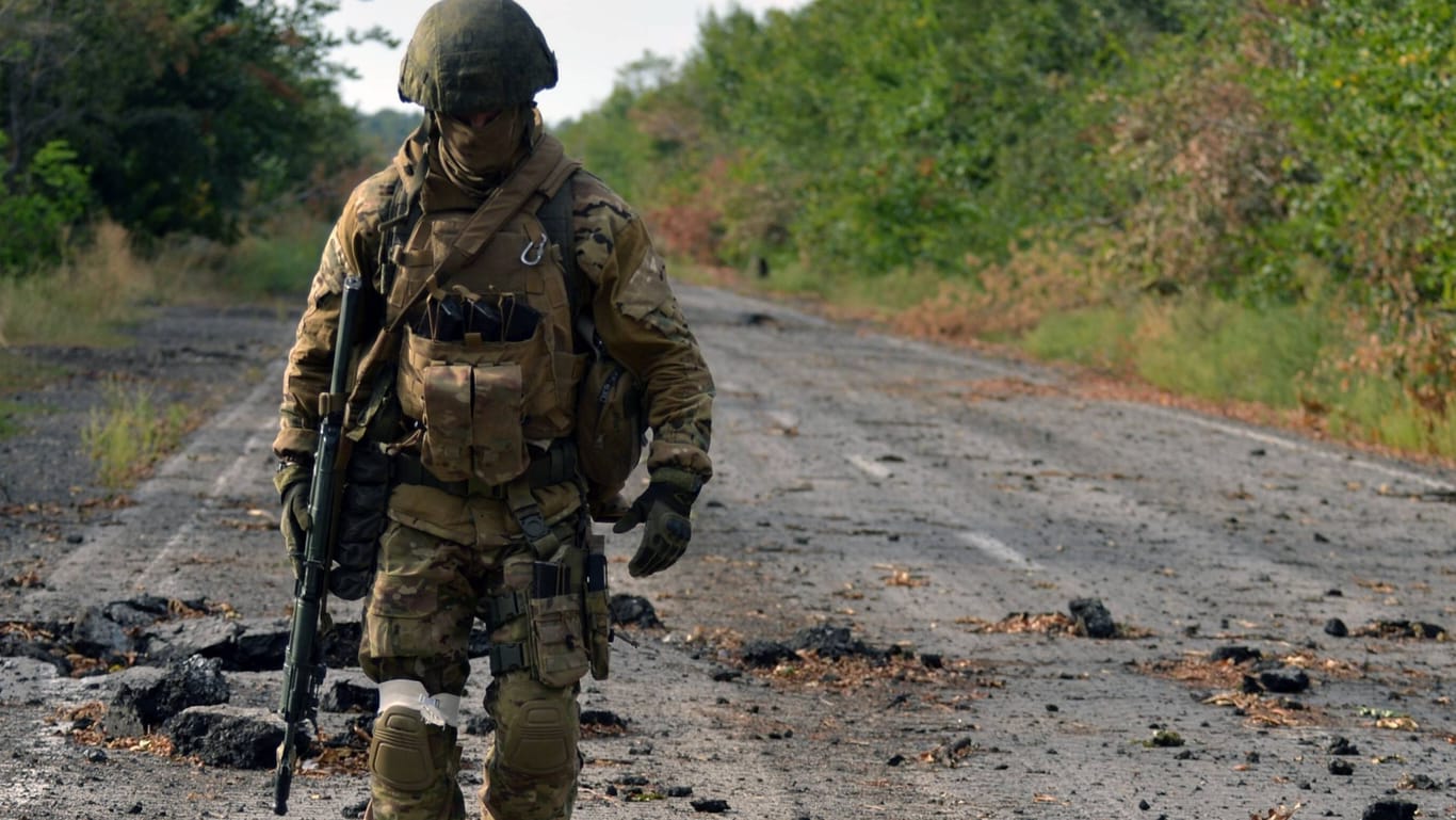 Ein Soldat der berüchtigten "Gruppe Wagner", einer russischen Söldnertruppe, im Donbass in der Nähe des schwer umkämpften Ortes Bakhmut.