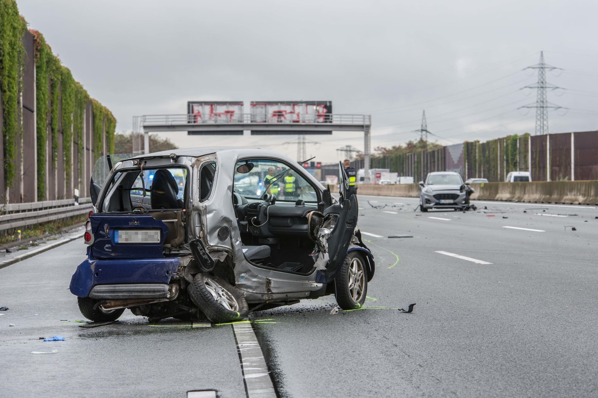 Der Smart und der Ford Focus an der Unfallstelle: Die A3 bleibt in Richtung Süden noch bis in den Abend gesperrt.