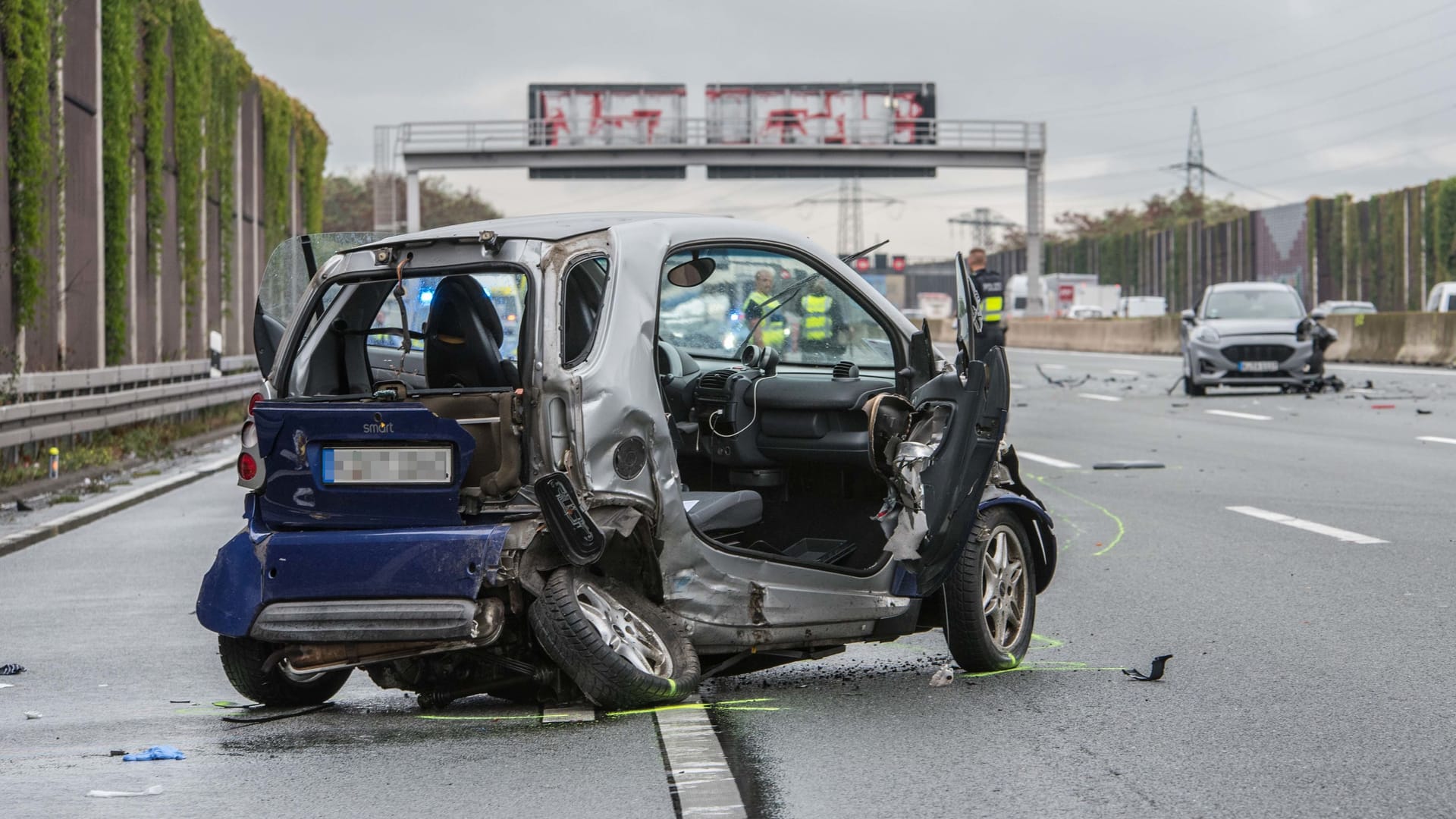 Der Smart und der Ford Focus an der Unfallstelle: Die A3 bleibt in Richtung Süden noch bis in den Abend gesperrt.