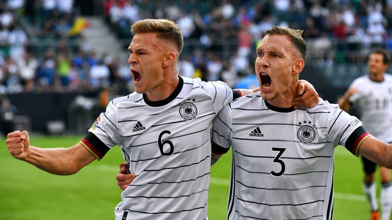 Die DFB-Profis Joshua Kimmich (l.) und David Raum: Die deutsche Nationalmannschaft hat die Hürde WM-Qualifikation souverän gemeistert.