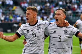 Die DFB-Profis Joshua Kimmich (l.) und David Raum: Die deutsche Nationalmannschaft hat die Hürde WM-Qualifikation souverän gemeistert.