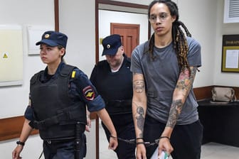 Der Fall der US-Basketballerin Brittney Griner, die bei der Ausreise aus Russland festgenommen und zu neun Jahren Haft verurteilt wurde, sorgte im Frühjahr für Aufsehen.