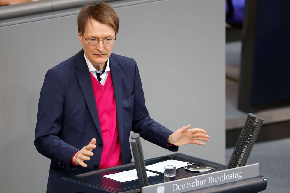 Karl Lauterbach bei der Bundestagsdebatte am Freitag: Der Gesundheitsminister verteidigte seine Pläne zur Finanzierung der Krankenkassen.