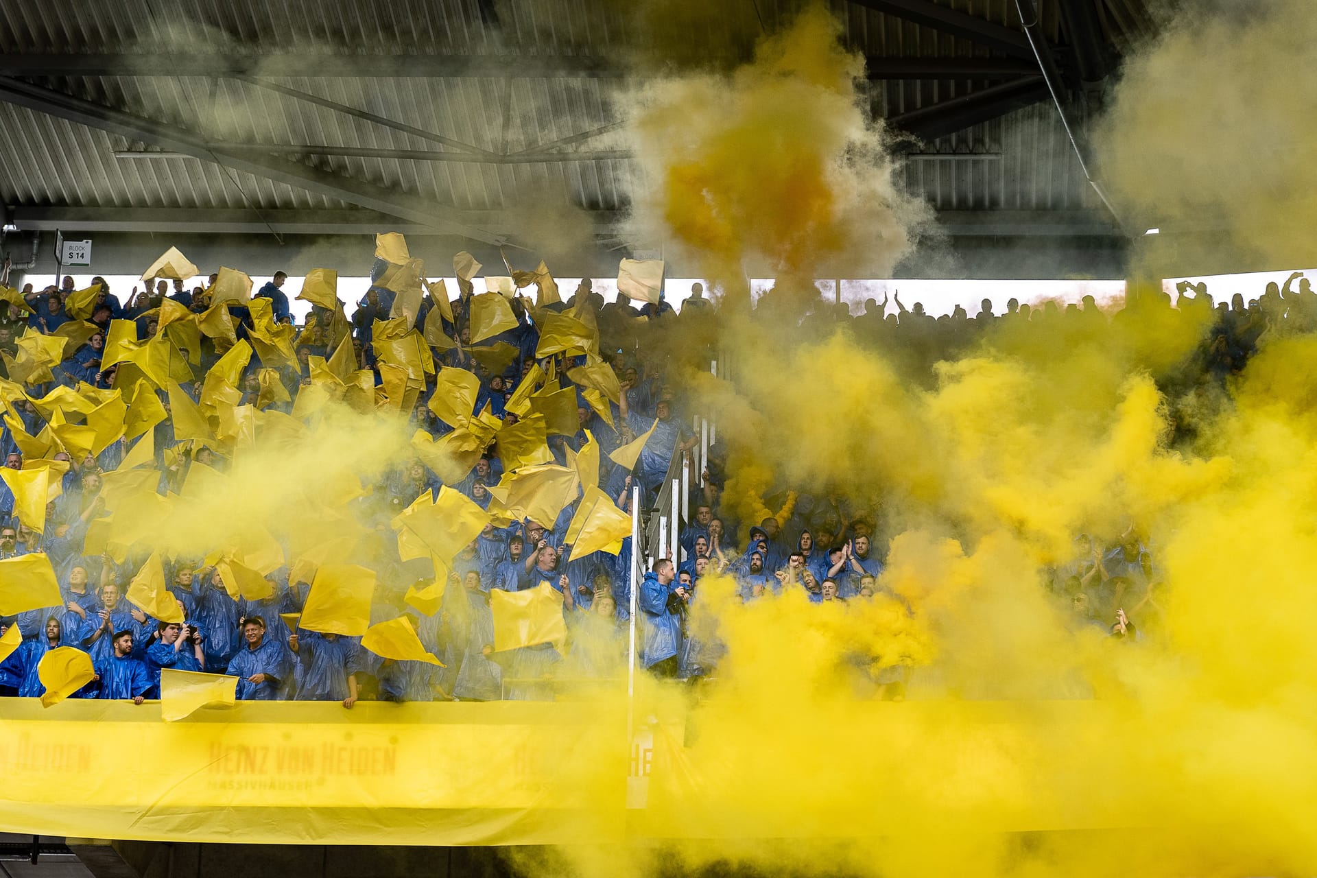 Fans von Eintracht Braunschweig: Während des Spiels gegen Hannover 96 zeigten die Anhänger ein umstrittenes Banner.