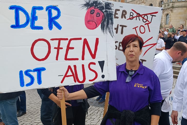 Bäcker demonstrieren vor dem Rathaus in Hannover: Am Mittwoch forderten Tausende Teilnehmer einer Kundgebung schnelle, aber auch langfristige Lösungen.