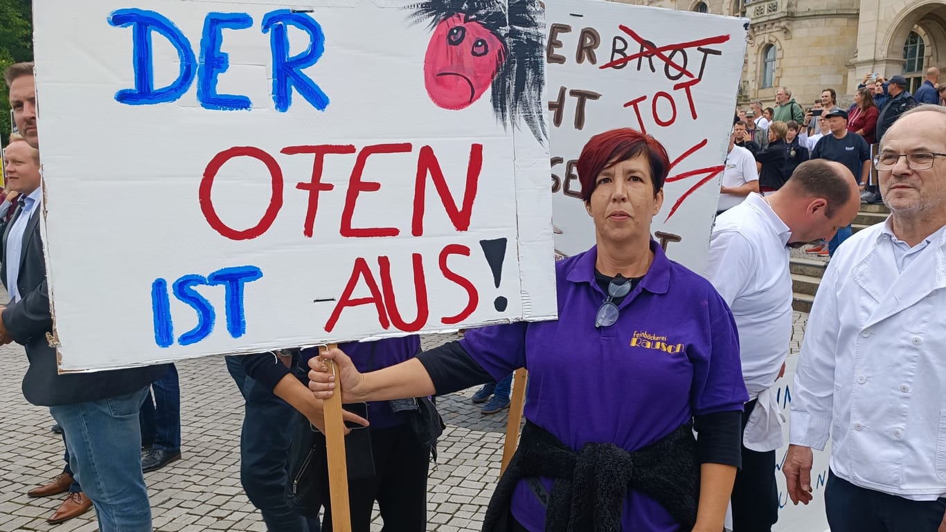 Bäcker demonstrieren vor dem Rathaus in Hannover: Am Mittwoch forderten Tausende Teilnehmer einer Kundgebung schnelle, aber auch langfristige Lösungen.