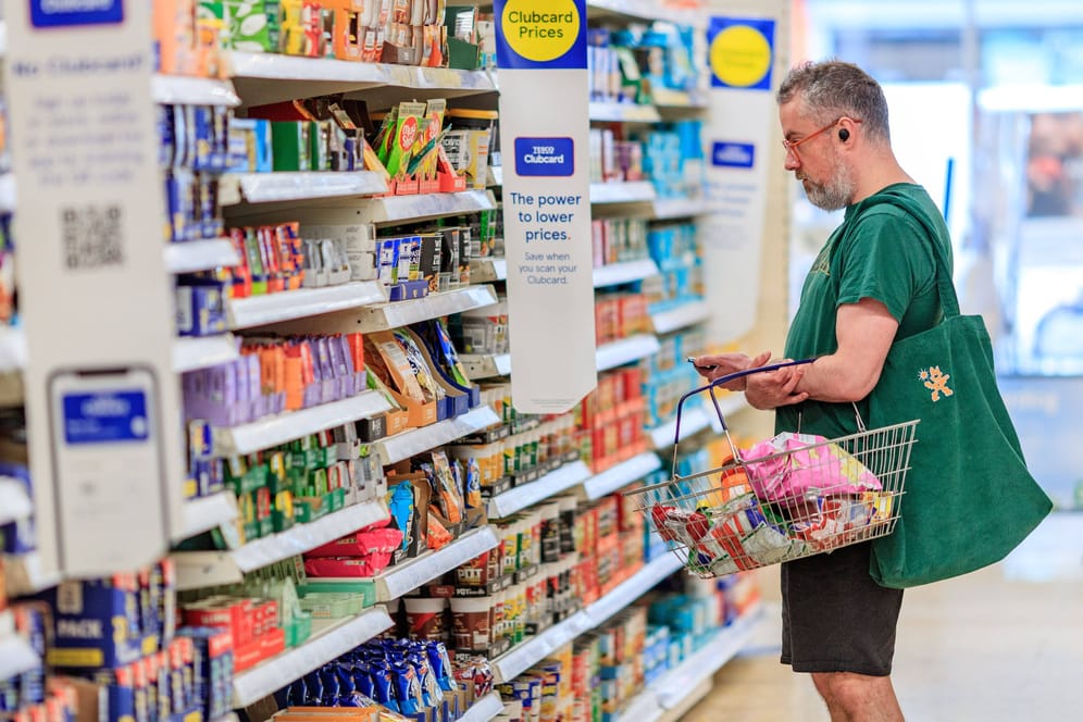 Mann im Supermarkt in London: Im Juli hatte die Teuerungsrate mit 10,1 Prozent ein 40-Jahres-Hoch erreicht.