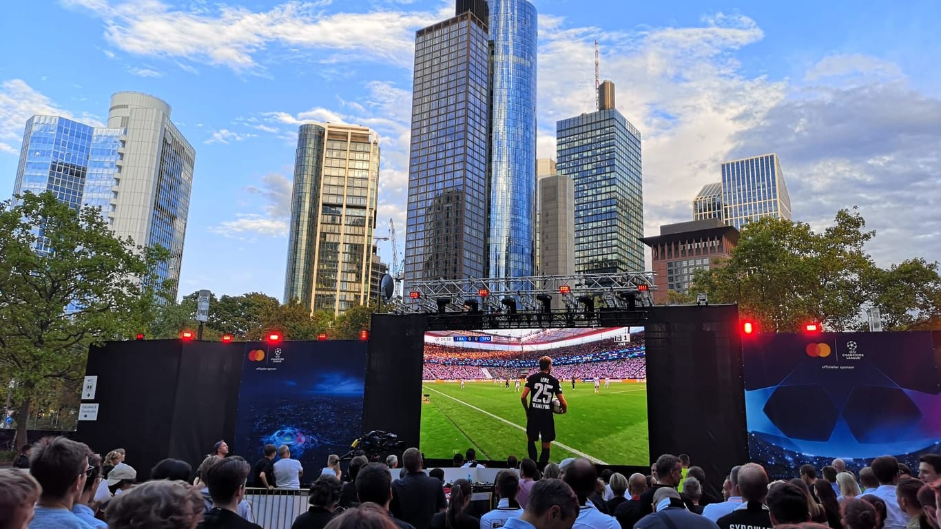Spannung in der Innenstadt: Rund 1.000 Zuschauer verfolgen das Spiel beim Public Viewing.