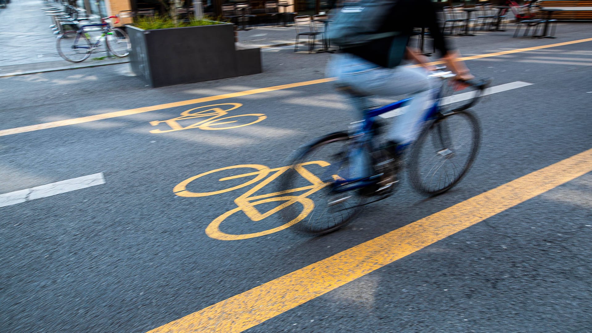 Ein Radfahrer in Berlin (Archivbild): In Wedding haben zwei Frauen Kinder rassistisch attackiert. Ein Radfahrer in Berlin (Archivbild): In Wedding haben zwei Frauen Kinder rassistisch attackiert.