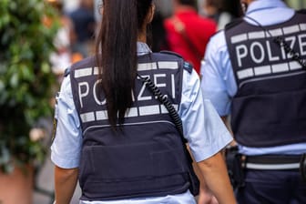 Polizisten auf Streife (Symbolfoto): In Berlin gibt sich offenbar mindestens ein Betrüger als Polizist aus.