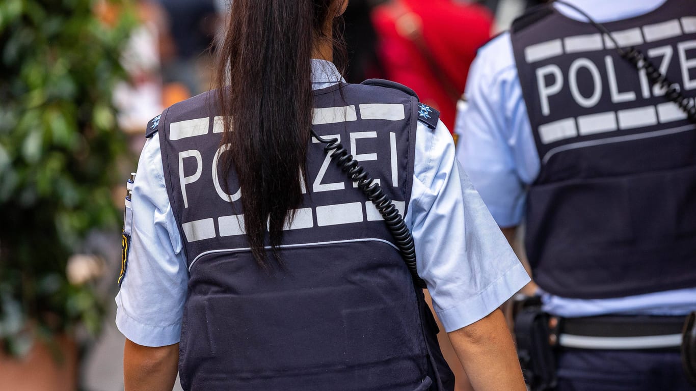 Polizisten auf Streife (Symbolfoto): In Berlin gibt sich offenbar mindestens ein Betrüger als Polizist aus.