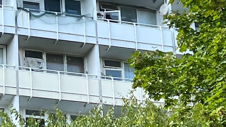 Foto vom Balkon der Wohnung, in der die Ukrainerin erschlagen wurde. Auch hier gingen Fenster zu Bruch.
