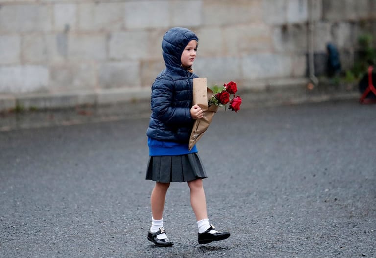 Ein Kind in Nordirland will Rosen für Queen Elizabeth II. niederlegen.