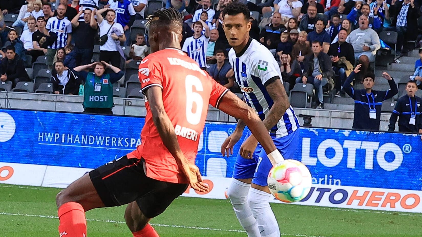 Strittige Szene: Leverkusens Kossounou (vorn) im Spiel gegen Hertha BSC, Berlins Selke (hinten) schaut zu. Strittige Szene: Leverkusens Kossounou (vorn) im Spiel gegen Hertha BSC, Berlins Selke (hinten) schaut zu.