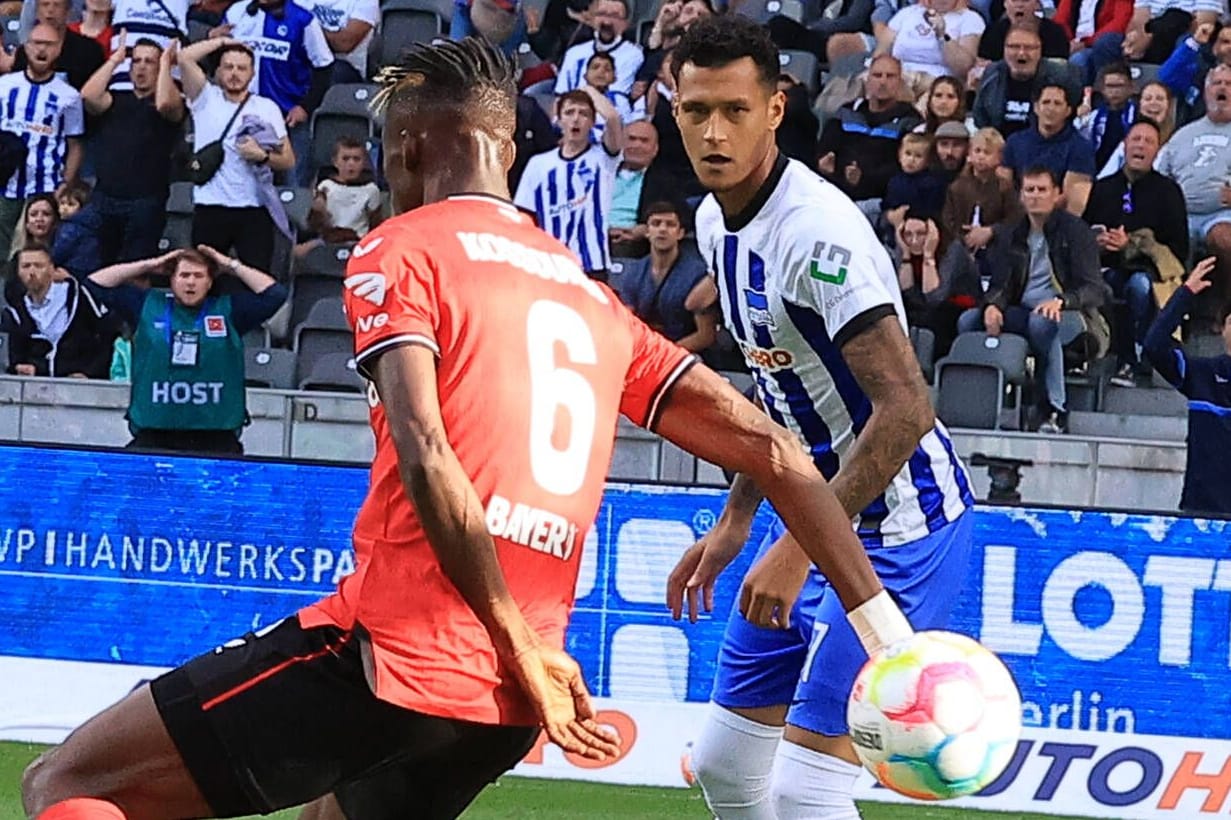 Strittige Szene: Leverkusens Kossounou (vorn) im Spiel gegen Hertha BSC, Berlins Selke (hinten) schaut zu.