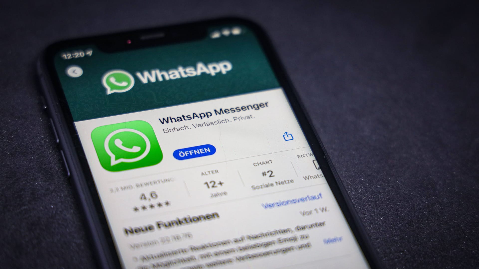 App Store auf einem iPhone: WhatsApp läuft auf mehreren iPhone Generationen aus.