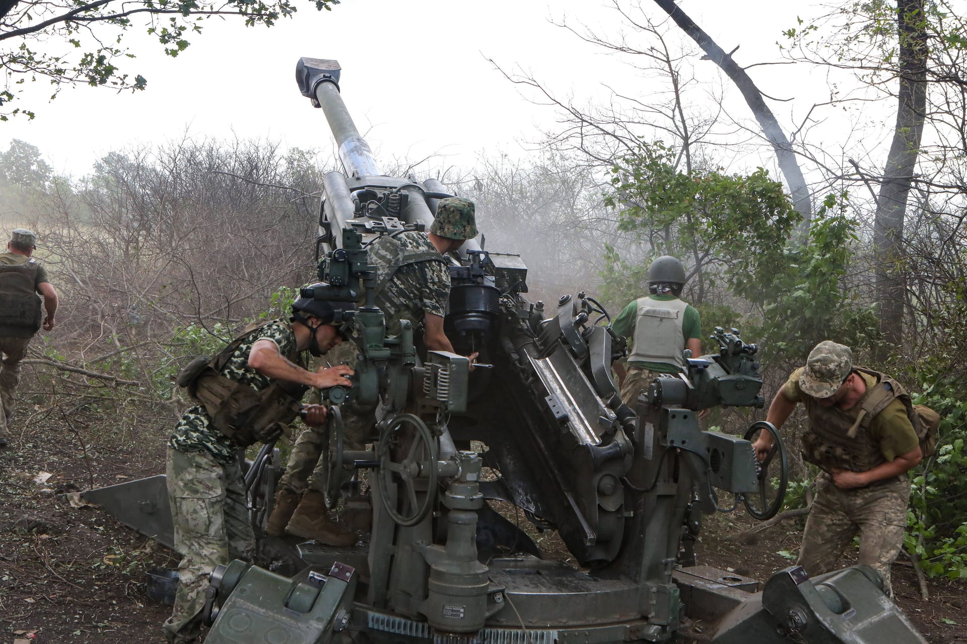 Ukrainische Soldaten feuern eine Haubitze ab.