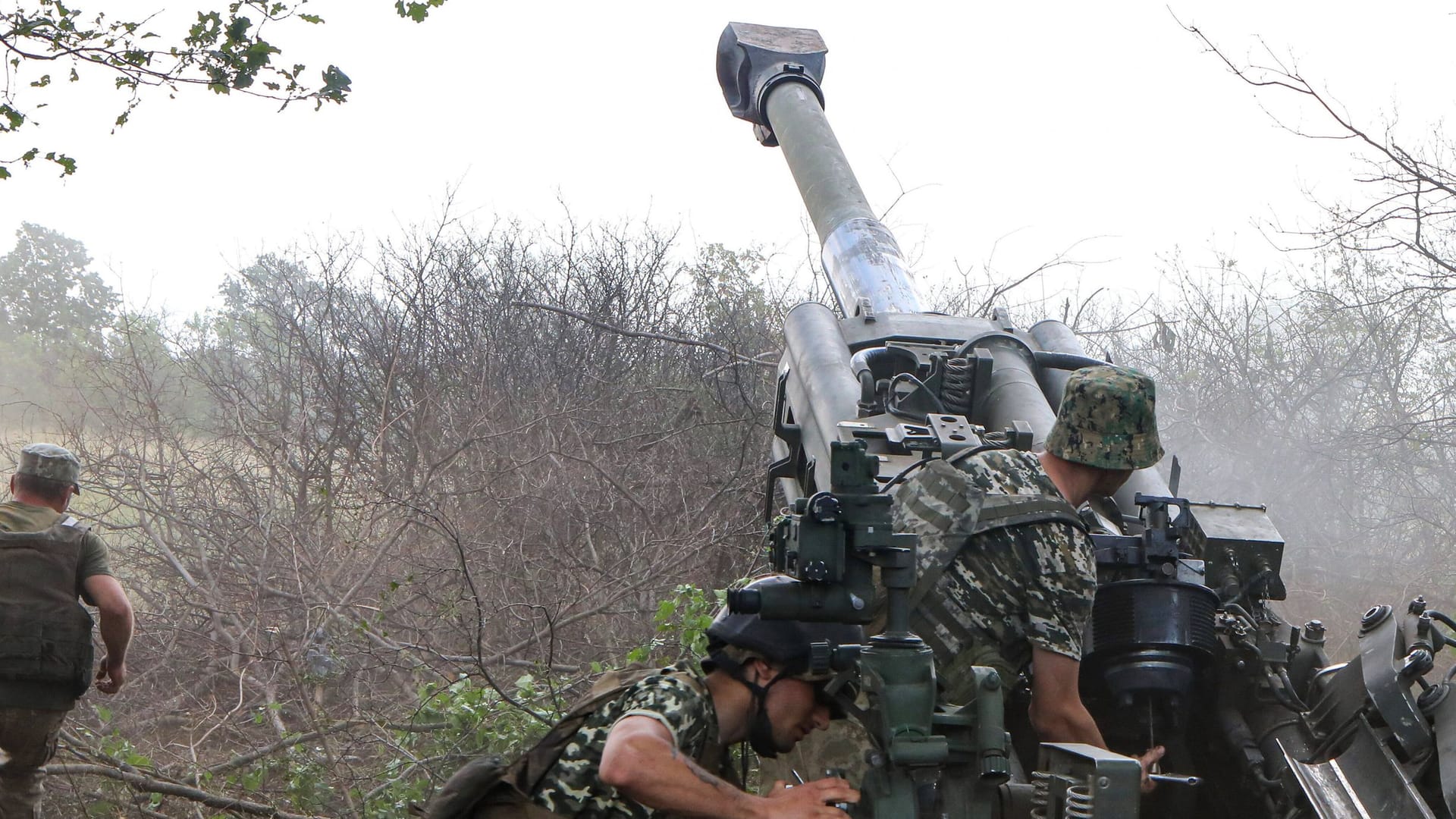 Ukrainische Soldaten feuern eine Haubitze ab.