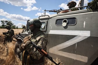 Mitglieder der "Odessa Brigade" in der Region Cherson. Auf ihrem Truppentransporter prangt das "Z".