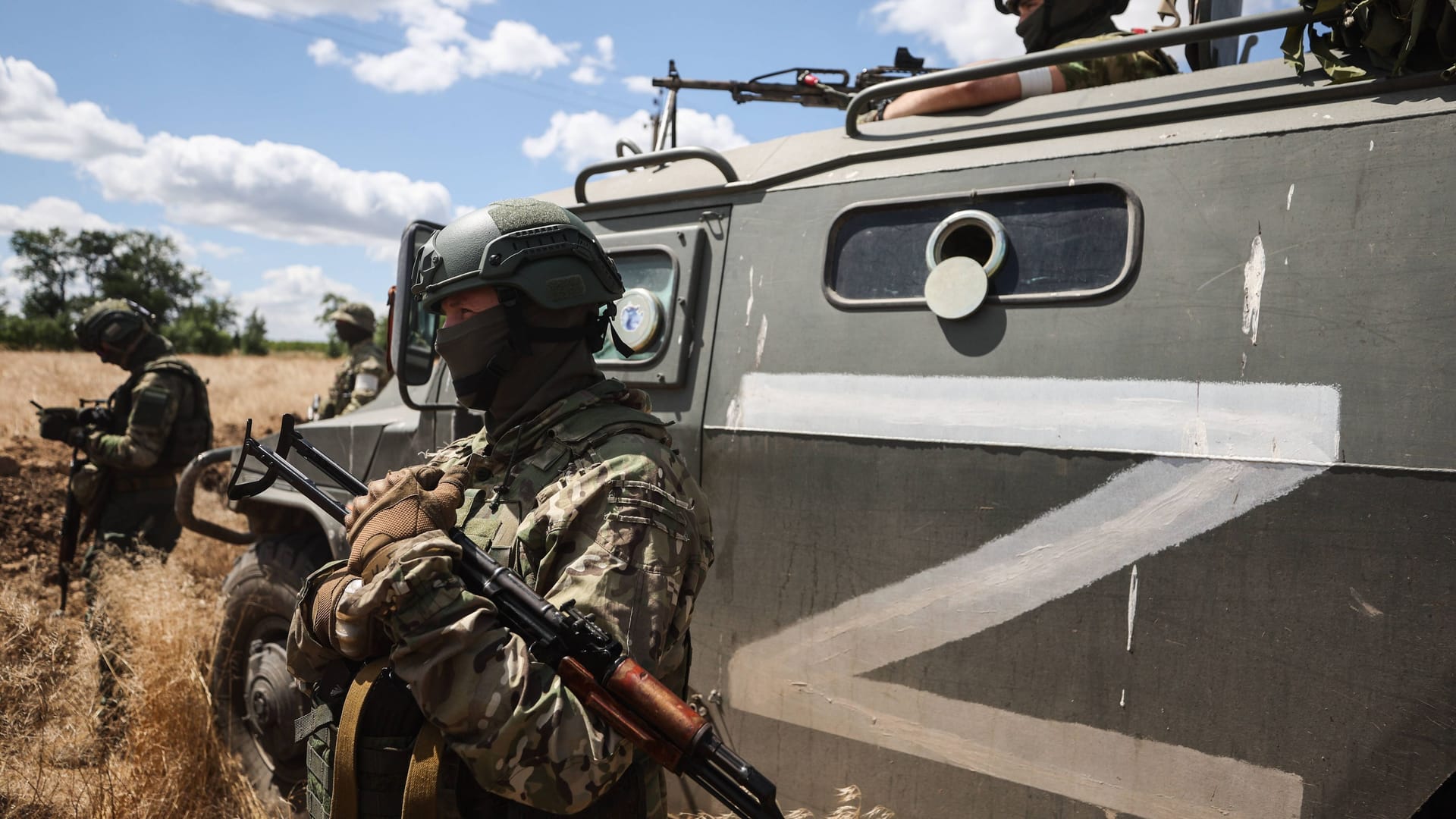 Mitglieder der "Odessa Brigade" in der Region Cherson. Auf ihrem Truppentransporter prangt das "Z".