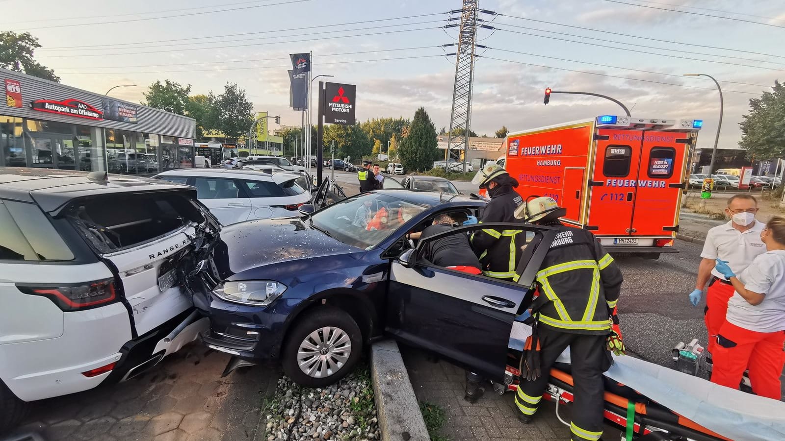Einsatzkräfte am Unfallort: Der Wagen hatte plötzlich stark beschleunigt.